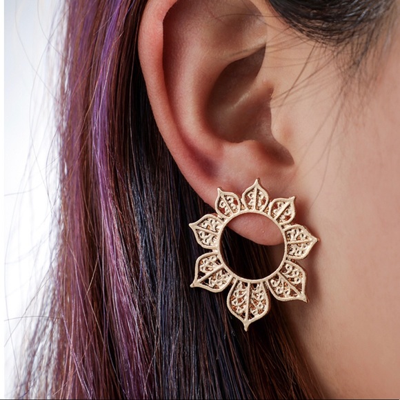 Jewelry - NEW Gold Tone Floral Trendy Stud Earrings🚨2/$20🚨